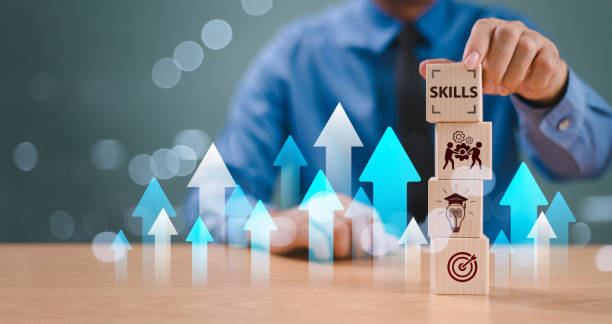 Profissional revisando currículo e LinkedIn para aumentar a empregabilidade digital